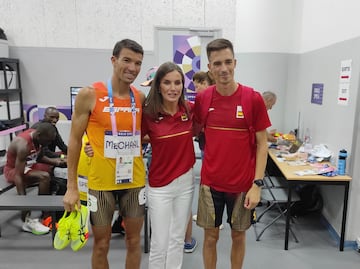 La Reina, junto a los atletas Adel Mechaal y Mario García tras competir en la prueba de 1500 m de atletismo en los Juegos Olímpicos. 