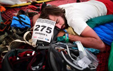 Los participantes descansan en el campamento después del final de la Etapa 3 de la 13ª edición de Titan Desert 2018 entre Alnif y Rissani, en el centro de Marruecos