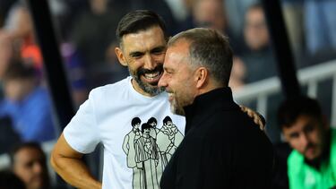 Saludos de los entrenadores Hansi Flick y Eder Sarabia antes del encuentro. 
 

