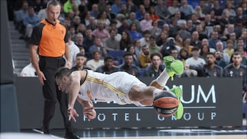 Facundo Campazzo, base del Real Madrid, salva un balón de manera espectacular.