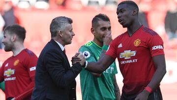 Ole Gunnar Solskjaer y Paul Pogba se saludan tras un encuentro del Manchester United.