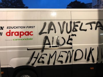 Varios coches de la caravana oficial de la Vuelta a España 2018 fueron atacados en Portugalete y Barakaldo en acto vandálico antes de la etapa del Monte Oiz.