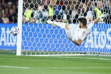 Unai Simón fue decisivo en la tanda de penaltis y paró dos penas máximas,  primero a Majer y el definitivo a Petkovic.