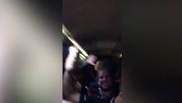 Fiesta en el autobús del Unión Adarve para celebrar el ascenso