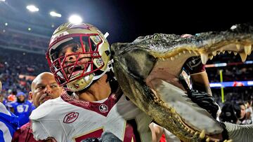 Los Florida Gators, nombre que viene de la nutrida presencia de caimanes en ese estado de EE UU, son una institución en el fútbol americano universitario del país. Por eso en la imagen un jugador de los Seminoles de Florida State celebra con sorna, como si hubieran cazado uno de esos animales, la victoria en el derbi estatal del sábado.