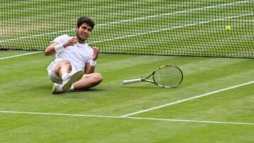 Spain's Carlos Alcaraz celebrates beating Serbia's Novak Djokovic during their men's singles final tennis match on the last day of the 2023 Wimbledon Championships at The All England Tennis Club in Wimbledon, southwest London, on July 16, 2023. (Photo by Glyn KIRK / AFP) / RESTRICTED TO EDITORIAL USE