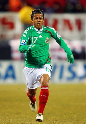 'Gio' hizo su presentación con la Selección Mexicana a los 18 años, 3 meses y 29 días en un partido amistoso ante Brasil en 2007.