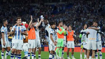 Real Sociedad's players celebrate at the end of the Spanish Liga football match between Real Sociedad and Athletic Club Bilbao at the Anoeta stadium in San Sebastian on September 30, 2023. (Photo by CESAR MANSO / AFP)