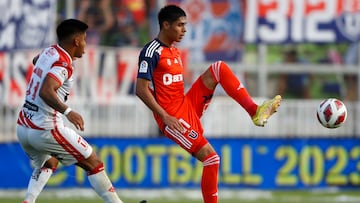 El jugador de Universidad de Chile, Darío Osorio, disputa el balón ante Ian Toro de Deportes Copiapó.