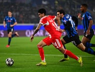 Bayern Munich's Colombian forward #14 Luis Diaz fights for the ball with Atalanta's Italian defender #77 Davide Zappacosta during the UEFA Champions League last 16, first leg football match between Atalanta and Bayern Munich at the Gewiss stadium in Bergamo, on March 10, 2026. (Photo by Marco BERTORELLO / AFP)