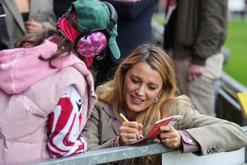 Blake Lively (derecha), esposa de Ryan Reynolds, copropietario del Wrexham, firma autógrafos a los aficionados. 
