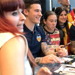 Pasión valencianista con Zaza y Mina: 800 hinchas a su 'caza'