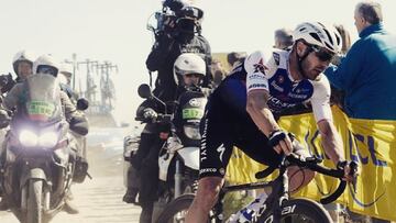 El ciclista francés Florian Sénéchal rueda por un tramo de pavés durante la París-Roubaix.