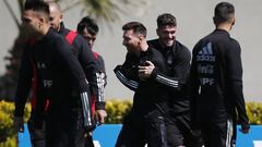 Messi con Rodrigo de Paul durante un entrenamiento de la selecci&oacute;n argentina.