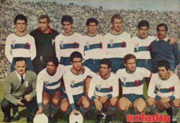 Washington Villarroel (tercero de izquierda a derecha. fila superior), histórico jugador de la UC en la década de los 60', jugó 22 clásicos universitarios defendiendo los colores de la camiseta franjeada.