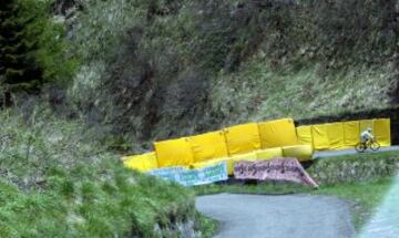 El peligro del monte Crostis es su sterrato mal compactado en los últimos 2,5 kilómetros, sin vallas, quitamiedos o nada que evitara una caída al vacío, excepto en ciertas zonas o curvas de riesgo máximo que la organización del Giro de Italia instaló. 