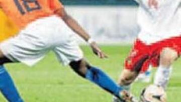 <b>CLASE. </b>El belga De Mul (14) regatea al holandés Donk.El bel belga