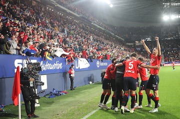 4-1. Abel Bretones celebra el cuarto gol que anota en el minuto 71 con sus compañeros de equipo.