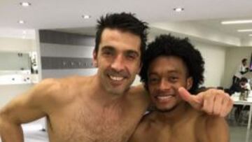 El colombiano se tomó una foto con la leyenda del arco italiano después de la victoria ante Fiorentina.