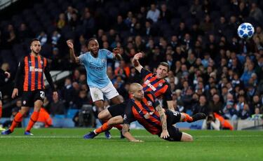 Sterling signs Manchester City contract extension to 2023