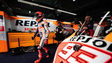 Marc Márquez, en el box del Repsol Honda durante el GP de Tailandia 2022.