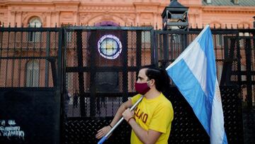 FILE PHOTO: A demonstrator holds an Argentinian flag as they protest against Argentina&#039;s President Alberto Fernandez&#039;s lockdown measures to curb the spread of the coronavirus (COVID-19) disease, outside Casa Rosada presidential palace in Buenos Aires, Argentina, April 17, 2021. REUTERS/Agustin Marcarian/File Photo