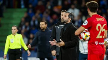 GETAFE (MADRID), 16/01/2024.- El entrenador del Sevilla, Quique S¨¢nchez Flores, da indicaciones a sus jugadores durante el encuentro de octavos de final de Copa del Rey entre el Getafe CF y el Sevilla FC este martes en el Estadio Coliseum en Getafe, Madrid. EFE/ Mariscal