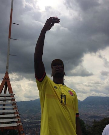 El día que posó con la playera de la Selección de Colombia. ¿La razón? Visitó este país para jugar un partido benéfico para la fundación de Guillermo Cuadrado, su excompañero en la Juventus.