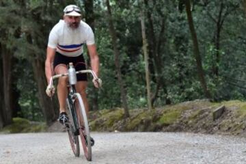 La carrera se creó en 1997 para salvaguardar la Strade Bianche de la Toscana. Empieza y termina en Gaiole, pueblo de la provincia de Siena.