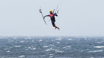 Un kitesurfista strapless volando alto en la playa de Valdevaqueros (Tarifa, C&aacute;diz), el 18 de septiembre del 2022.