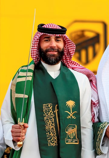 El Al Ittihad reunió a la plantilla para hacer una sesión de fotos con trajes y espadas tradicionales para festejar el día nacional de Arabia Saudí. El club lo compartió por sus redes sociales. En la imagen, el exmadridista Karim Benzema.