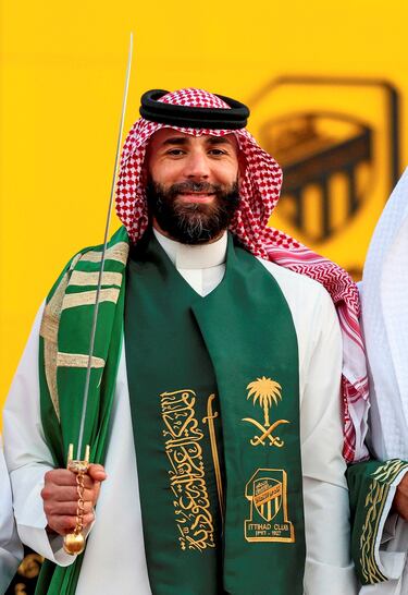 El Al Ittihad reunió a la plantilla para hacer una sesión de fotos con trajes y espadas tradicionales para festejar el día nacional de Arabia Saudí. El club lo compartió por sus redes sociales. En la imagen, el exmadridista Karim Benzema.