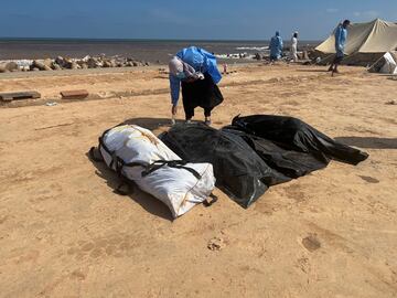 Cadáveres en una playa, tras las inundaciones en Derna, Libia. A día 16 de septiembre el alcalde de la ciudad alcalde cree que la cifra de muertos puede llegar a 20.000.