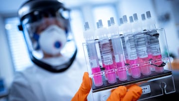 Imagen de recurso de trabajadores de laboratorio en busca de una vacuna contra el coronavirus.