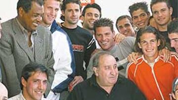 <b>GIL, PARRILLADA CON EL FILIAL</B>. Jesús Gil estuvo ayer junto a la plantilla del Atlético B, que el domingo se enfrenta a la Ponferradina y puede lograr ya el jugar el play-off de ascenso a Segunda. Dirigente, cuerpo técnico y jugadores almorzaron una parrillada que preparó el entrenador Murcia.