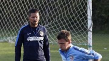 Simeone, con Mandzukic en un entrenamiento.