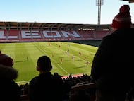 Aficionados acuden al entrenamiento del equipo Cultural y Deportiva Leonesa.