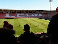 LEÓN (CASTILLA Y LEÓN), 30/12/2025.- Aficionados acuden al entrenamiento del equipo Cultural y Deportiva Leonesa este martes, en el estadio Reino de León. La Cultural Leonesa ha querido cerrar un año 2025 inolvidable e histórico, por lograr la vuelta a Segunda División, con un baño de multitudes en el estadio Reino de León que ha acogido la sesión de entrenamiento de puertas abiertas. Más de 3.000 aficionados se han dado cita para estar cerca del equipo que dirige José Ángel Ziganda antes de arrancar enero el sábado con la visita de la Real Sociedad B. EFE/ J. Casares