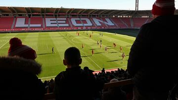 Aficionados acuden al entrenamiento del equipo Cultural y Deportiva Leonesa.