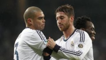 Pepe recibe el brazalete de capitán del Madrid tras la expulsión de Ramos ante el Rayo.