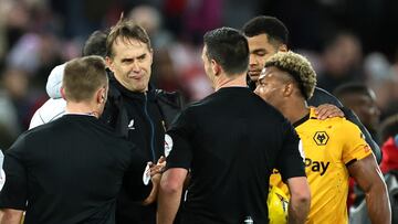 Julen Lopetegui, entrenador del Wolverhampton, habla con el árbitro tras el partido.