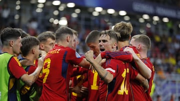 Los jugadores de la Sub-21 celebran la victoria en el debut del Europeo ante Rumanía.