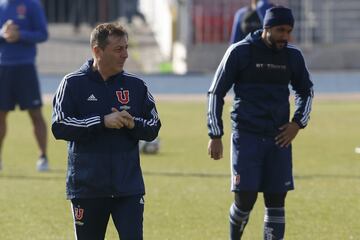 Hinchas de Universidad de Chile realizan el tradicional Banderazo previo al Superclásico. En la fotografía el entrenador Frank Daro Kudelka, y Jean Beausejour.