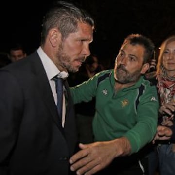 Simeone es aclamado a su llegada a Sevilla. El Atleti se hospedó en el hotel Ayre de la capital hispalense.