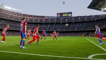 LaLiga denuncia insultos de aficionados del Barcelona a Gil Manzano