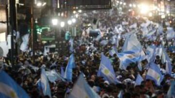 Miles de argentinos se echaron a las calles de Buenos Aires para celebrar la clasificación de la albicesleste para el Mundial 24 años después. El Obelisco fue el eje neurálgico de las celebraciones.