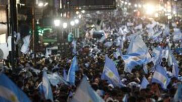 Miles de argentinos se echaron a las calles de Buenos Aires para celebrar la clasificaci&oacute;n de la albicesleste para el Mundial 24 a&ntilde;os despu&eacute;s. El Obelisco fue el eje neur&aacute;lgico de las celebraciones.