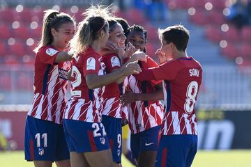 Las jugadoras del Atleti celebran con Esther su gol de cabeza.