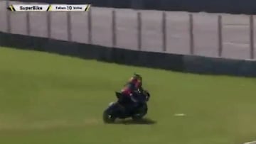 El video de la tragedia: piloto de Superbikes muere tras choque con estructura metálica