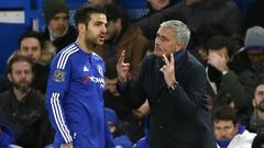 Jose Mourinho le da &oacute;rdenes a Cesc durante un encuentro del Chelsea. 